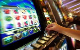 Antarmuka aplikasi 3dhoki di smartphone Android menampilkan menu utama dengan opsi taruhan olahraga dan kasino live